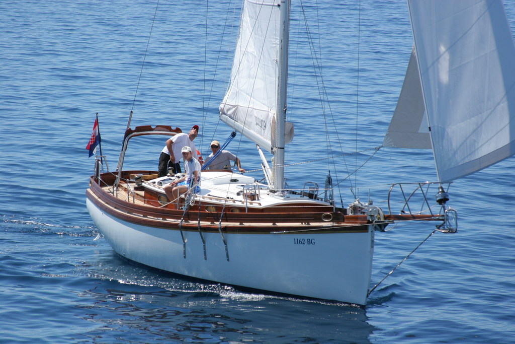 Enavigo Cutter — wooden cruising yacht under sail