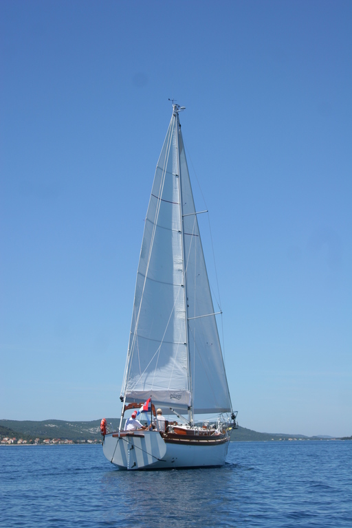Enavigo Cutter — wooden cruising yacht under sail