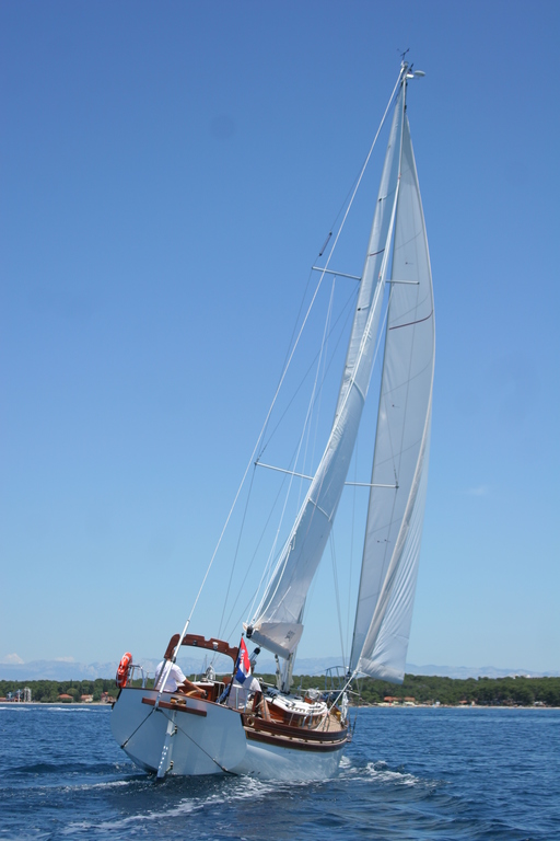 Enavigo Cutter — wooden cruising yacht under sail