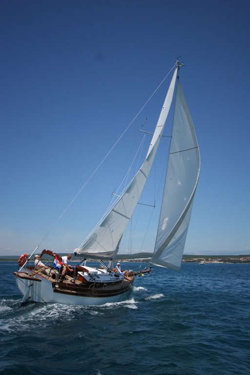 Enavigo Cutter — wooden cruising yacht under sail
