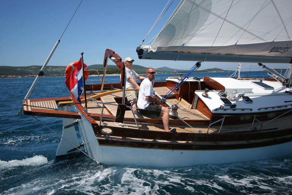 Enavigo Cutter — wooden cruising yacht under sail