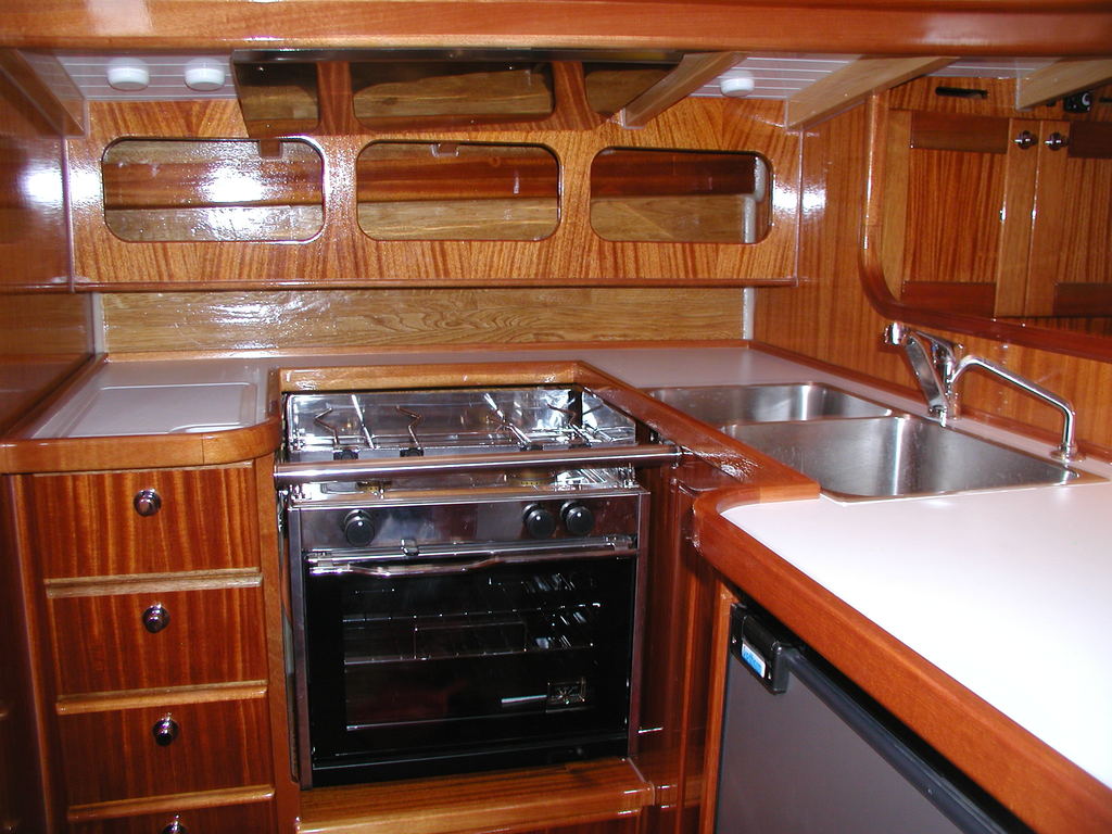 Enavigo Cutter — wooden cruising yacht under sail