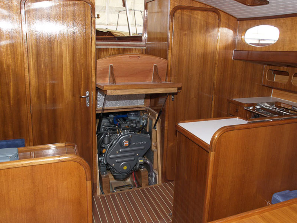 Enavigo Cutter — wooden cruising yacht under sail
