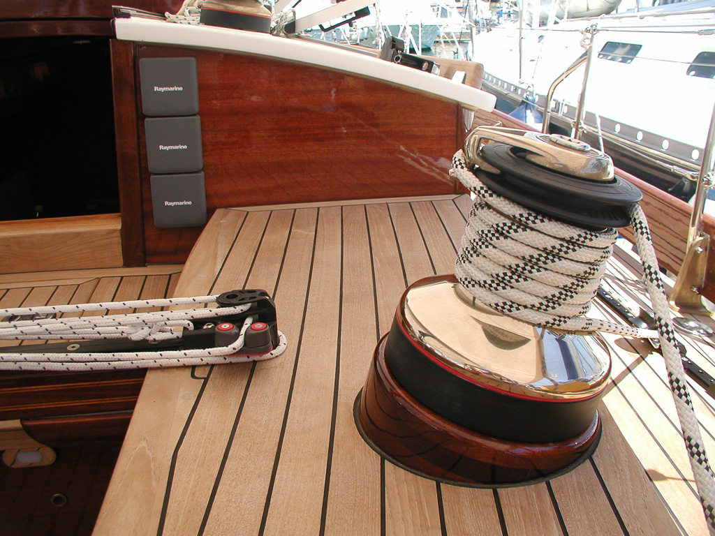 Enavigo Cutter — wooden cruising yacht under sail