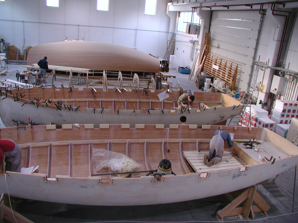 Enavigo K850 — wooden training boat with traditional rig